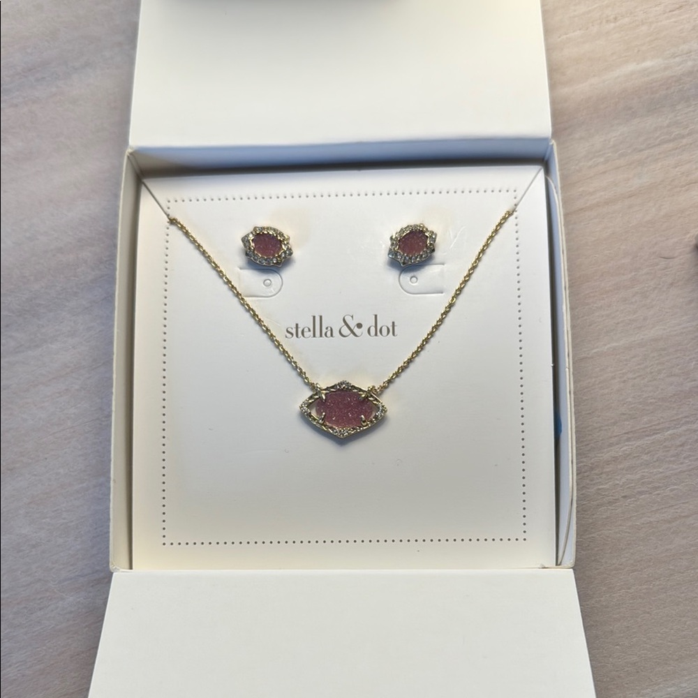 Stella & Dot Gold and Pink Necklace and earrings set with Elegant Design